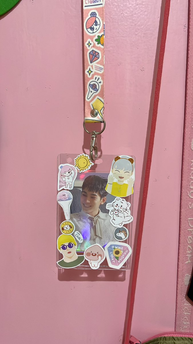 etherealbiased's tweet photo. day 1 ‘till #PowerOfLoveTheMovie 😆✨✨✨✨💎 made this deco top-loader based on stickers that I’ve received when attending #IdealCutinJKT and some cup-sleeve events about 3 years ago

lanyard and some of stickers that I put here are made by @seungchill17 https://t.co/DgBQM6I3kq