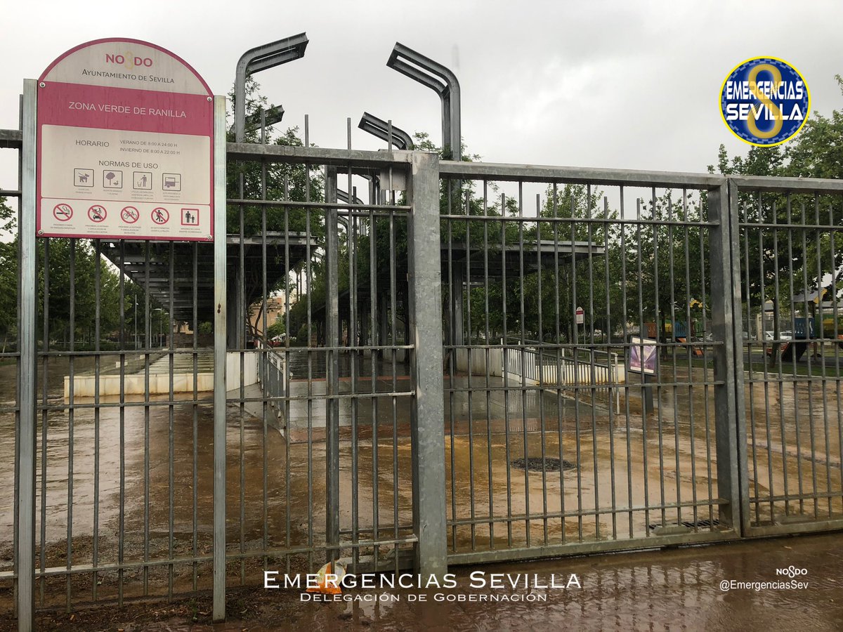 EmergenciasSev's tweet photo. 🔐 Cierre preventivo de parques:
Ante la predicción de lluvias y vientos para hoy en #Sevilla y el aviso #Aemet nivel AMARILLO por vientos, los parques públicos de la ciudad quedan CERRADOS.
#Gobernación @Ayto_Sevilla https://t.co/me9xZEPwvK