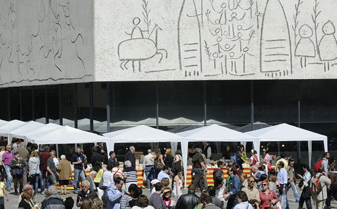 COACatalunya's tweet photo. Demà és la diada de #SantJordi, i hem aprofitat que les nostres #LecturesRecomanades cauen el dia abans per demanar a @lacapell_com que us recomani llibres d’arquitectura que demà tindreu disponibles a la botiga. Atents, que hi haurà autors signant! https://t.co/lq8pOQMj6H