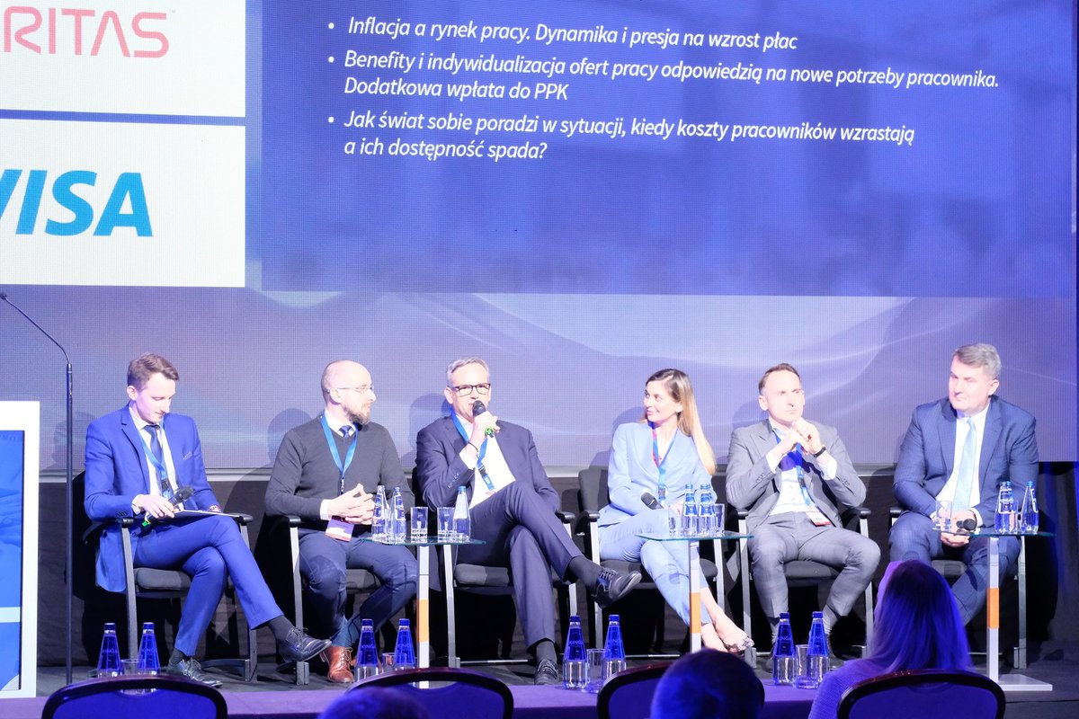 PAIH_pl's tweet photo. Polscy pracownicy są ambitni, mają wysoką etykę pracy. Nasza populacja, a z nią rynek pracy są największe w regionie Europy Środkowo-Wsch. Mamy bardzo wysoki odsetek wykształconych pracowników - Prezes #PAIH @KrzysztofDrynda o kwestiach kadrowych na #InsuranceForum https://t.co/pxljehG2bo