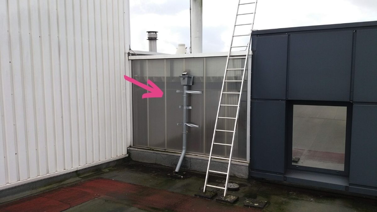 VisiplanNL's tweet photo. Ik het kader van 'Duct Tape fixt alles' delen wij graag deze foto. Tijdens een #conditiemeting NEN 2767 constateerde onze #inspecteur een opmerkelijk 'gebrek'. Een hemelwaterafvoer met stadsuitloop is bevestigd aan de gevelbekleding met #DuctTape.

#visiplanbenoemthet #mjop https://t.co/AGqZki58ld