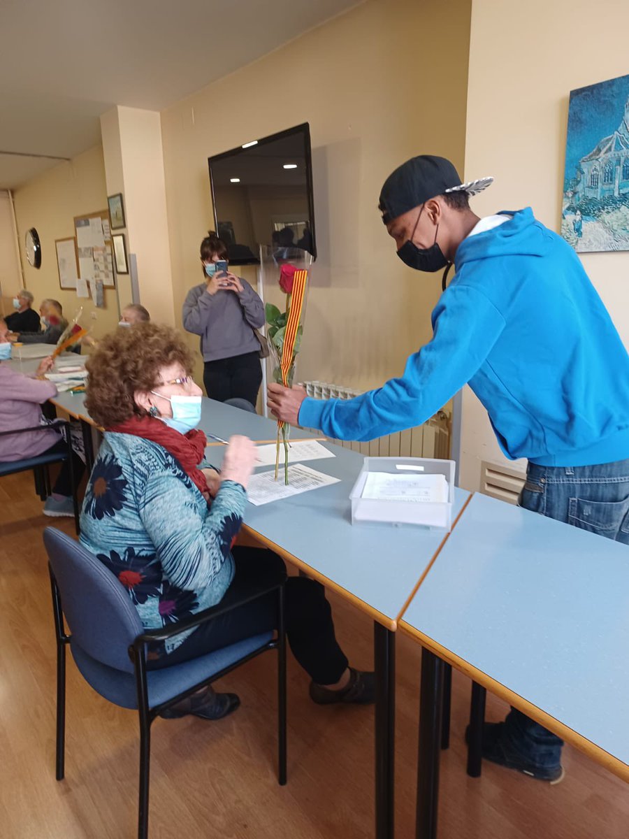 Ampans's tweet photo. Els joves de Noves Oportunitats Osona han portat mooolts somriures al Centre de Dia Josep Roqué de Manlleu 🌹🌹🌹🥳
@tousjewelry #MEBSA @PuigdellivolSL @ICLiberia #Mafrica @la_UPC #ElectrodomesticsBases @Avinent_Group @cpmanresahoquei @tsb_trans #ConstructoradAro #Agromonistrolet https://t.co/y2hGuWQ5wV