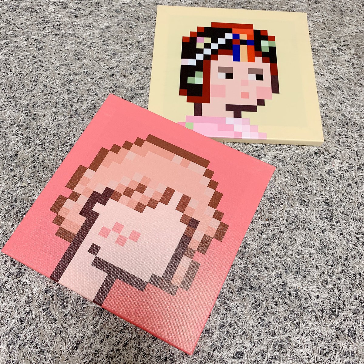 kimnemong's tweet photo. OMG..! I got a cute one!!❤️
Pink one is me, kimnemong,
and the yellow one is @EH21_Bitby 
Thank you for the special physical work from Dubai @GreatCarls !!
I love her META PROFILE PUNK💕🙈
#NFTCommunity #nfts #RhythmicalNFT https://t.co/33aRzumhcV
