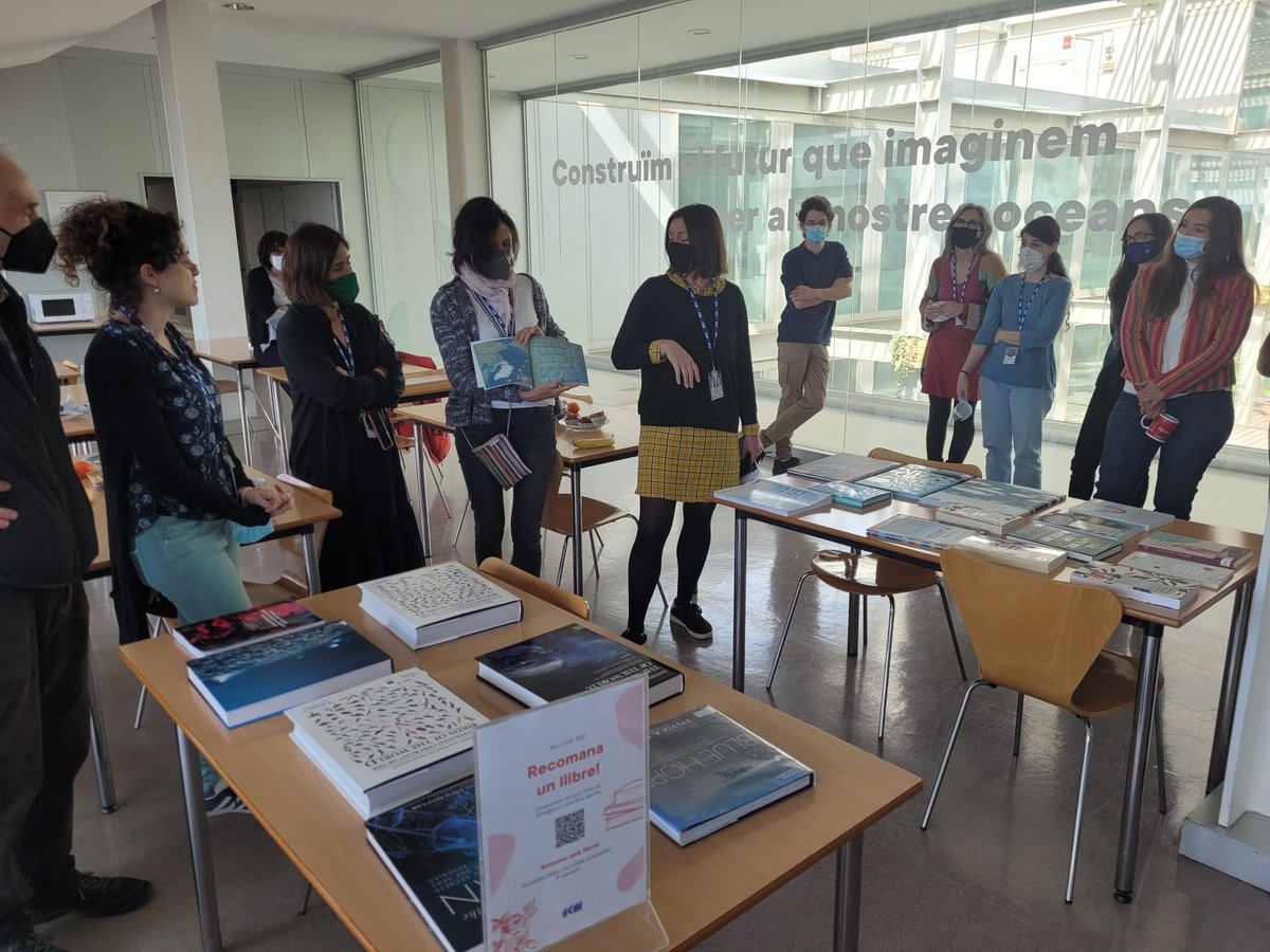 ICMCSIC's tweet photo. 🌹 Avui hem celebrat #SantJordi2022 amb una mostra de llibres relacionats amb les ciències marines.

📚Les nostres investigadores i investigadors han presentat les seves últimes obres.

🥳Moltes gràcies a tothom per venir! https://t.co/1Nx229lj4P