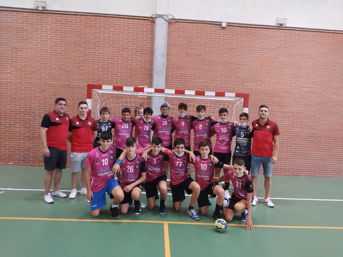 BmAulaCultural's tweet photo. Nuestro equipo cadete masculino de @luisredondo78  #josepa y #Jorge jugarán a partir de hoy, en @BalonmanoZamora , el Sector de Castilla y León.  Mucha suerte chicos!! #MueblesCastrillo @cajaruralzamora @skua_bar @orkligroup #FerreteriaPelicano #ElElefanteVerde #JoseLuisPrieto https://t.co/iZ78ceSXsD