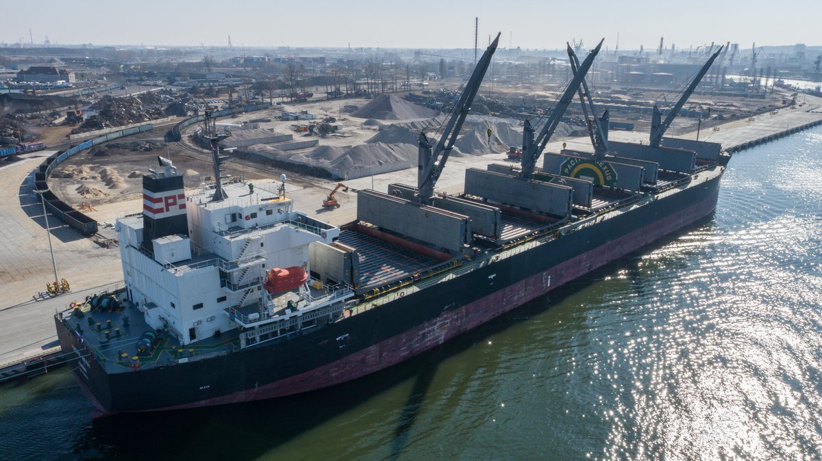 W marcu przeładowaliśmy łącznie 485 tys. ton ładunków ‼️ To najwyższy wynik od 10 lat jaki zanotowała spółka 🏆- Zamierzamy dalej inwestować w sprzęt przeładunkowy, aby móc sprostać wymaganiom naszych klientów. – mówi Paweł Nowak, prezes <a href="/PGEksploatacja/">Port Gdański Eksploatacja S.A.</a> ▶️ bit.ly/3MtpVMl