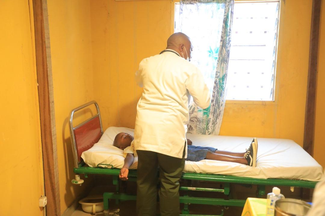 Véritable aubaine pour les populations du Ntem, cette caravane initié par @JessyeElla offre :
- Des consultations gratuites
- La distribution des médicaments aux patients
- L'hospitalisation pour des cas plus graves @FondationSBO #Gabon #StopPaludisme