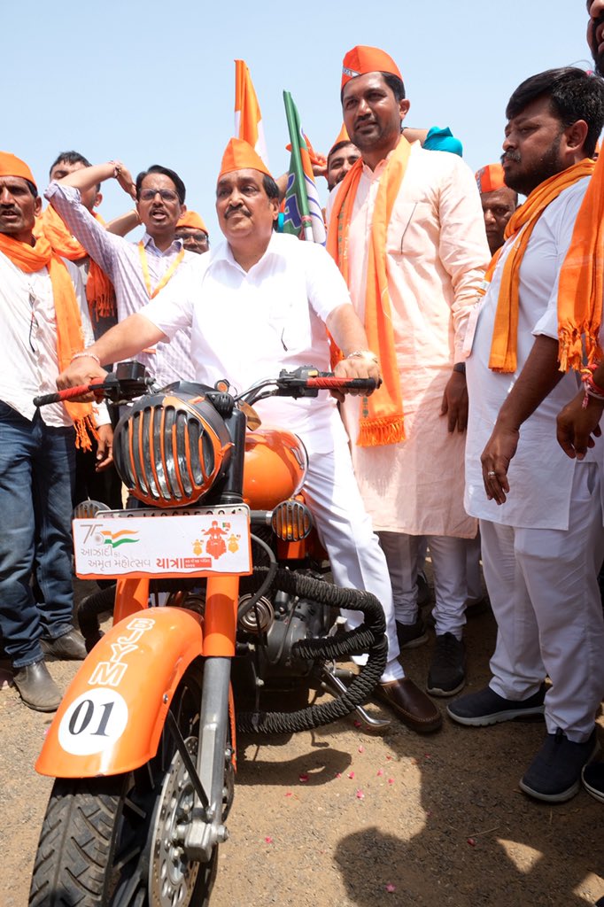 DrPrashantkorat's tweet photo. "પાટીલજી એ કર્યાં સૌને પ્રોત્સાહિત,
ત્યારે યુવાઓ થયા વધુ ઉત્સાહિત"  

શૌર્યને સન્માન અને શહીદોને શ્રદ્ધાંજલિ અર્પણ કરવા આયોજિત #AzadiKaAmritMahotsavYatra દરમિયાન આજરોજ આદરણીય પ્રદેશ અધ્યક્ષ શ્રી @CRPaatil જી એ બાઈકરેલીમાં ભાગ લઈ, યુવાઓના ઉત્સાહ, ઉમંગ અને જોશને વધુ સુદૃઢ઼ કર્યોં. https://t.co/Bw7zzH7Uzm