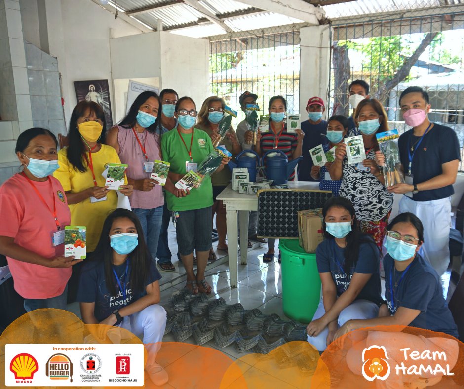 UPVTeamHaMAL's tweet photo. The donated seeds and materials from the #NeedForSeed activity as well as other gardening materials needed to establish the veggie trail were turned over to the barangay through the #GUARDens. https://t.co/A8ersXRrnW