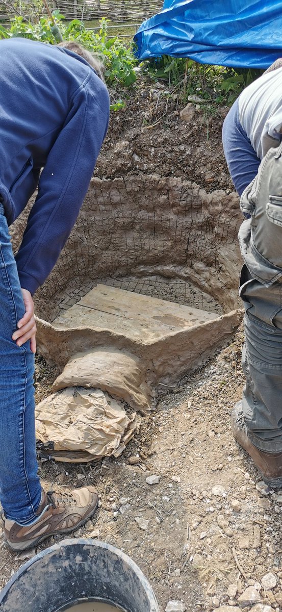 ArchSouthEast's tweet photo. We're currently @butserfarm with @UCLarchaeology staff and students for a spring edition of #ArchaeoTech! Here's a few pictures of the replica Roman Kiln being built. https://t.co/byvLPoeLf9