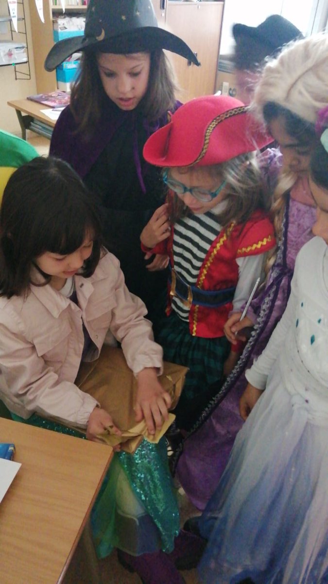 primeroysegundo's tweet photo. Nos adelantamos a la celebración del #DiaDelLibro. Hoy han venido disfrazados del personaje de su cuento favorito. #ColegiosHHCC https://t.co/7aqlMFyh4d