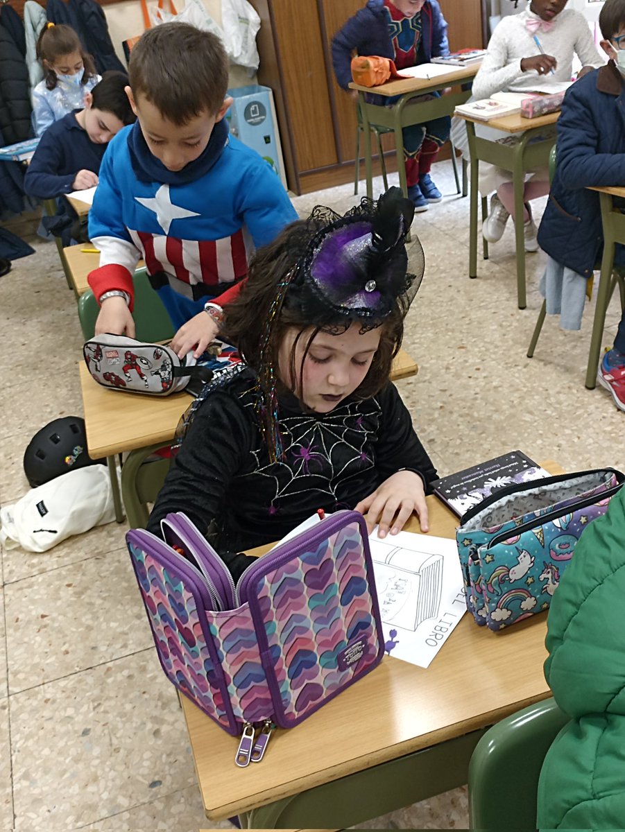 primeroysegundo's tweet photo. Nos adelantamos a la celebración del #DiaDelLibro. Hoy han venido disfrazados del personaje de su cuento favorito. #ColegiosHHCC https://t.co/7aqlMFyh4d