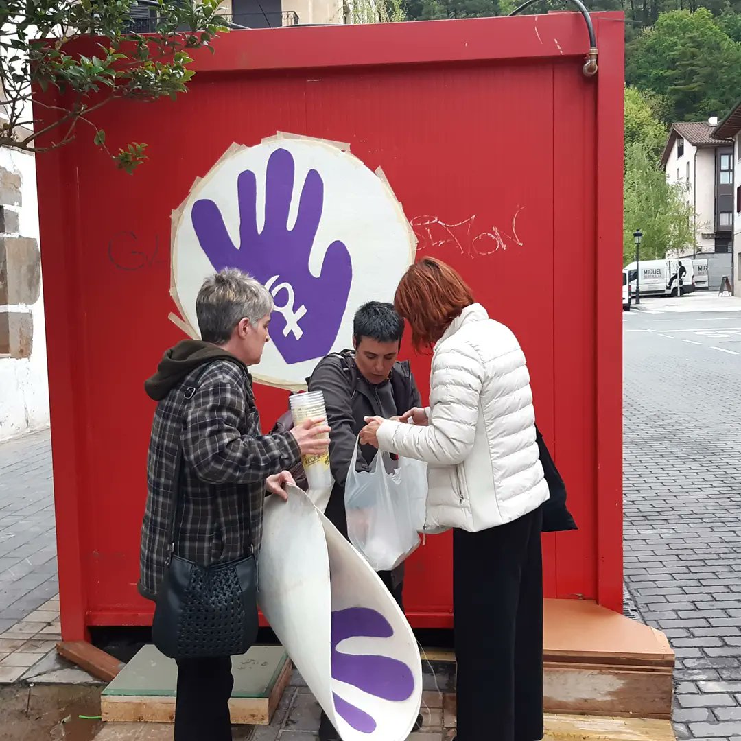 2022ko Lazkaoko Festak! 🎉
🚨 ADI! 🚨
Festetan eraso matxistak areagotzeko arriskua dago. Horren aurrean, antolatu eta borrokatzea dagokigu.
Txozna Batzordeak eraso matxisten aurkako protokoloa martxan dauka berriz ere. 
Jantzi soinean tabernetan eskura jarri ditugun pegatinak!