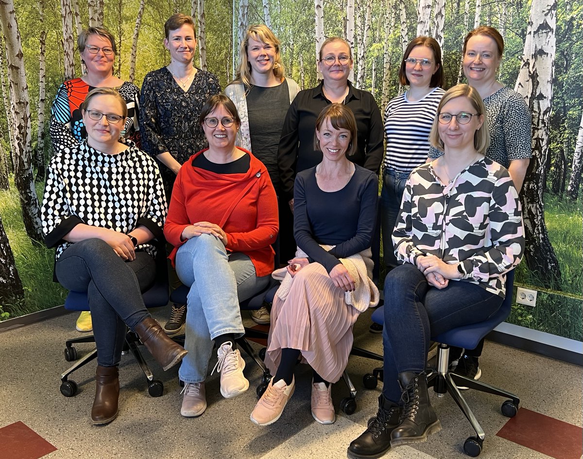 Perinnöllisyyshoitajien täydennyskoulutuksesta valmistui tänään 10 hoitajaa. Lopuksi oli vielä asiakaslähtöiseen perinnöllisyysneuvontaan ja perinnöllisyyshoitajien toimenkuvaan liittyvien kehittämistehtävien esittäminen. Työelämä saa heistä todellisia asiantuntijoita!
#tamk