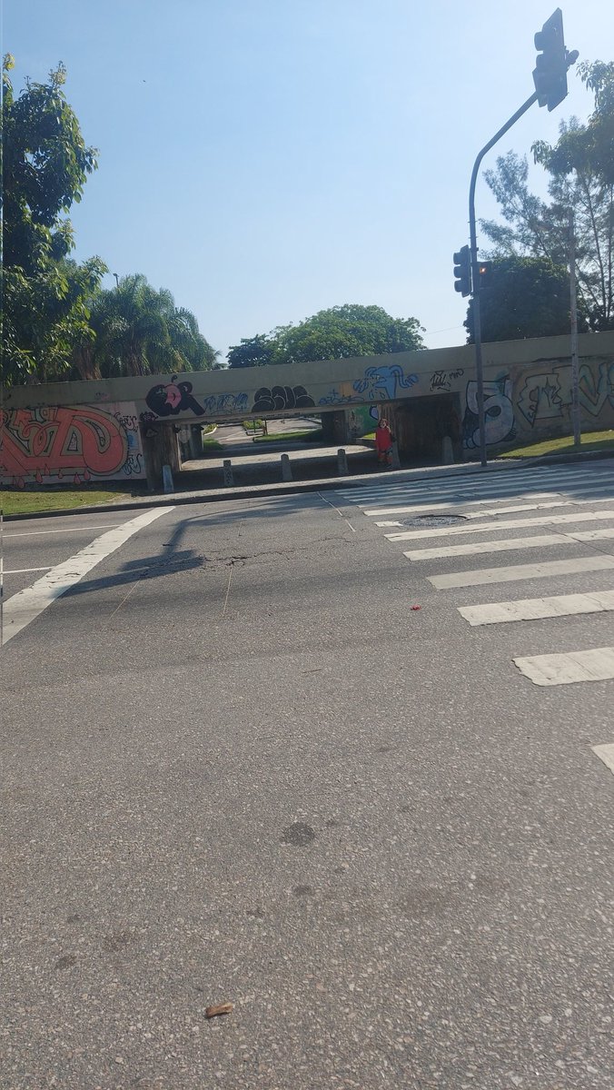 lenanok1's tweet photo. @OperacoesRio sinal de trânsito na Avenida das Américas 7.607 Barra ainda sem funcionar (desde segunda feira) https://t.co/wC70F7mlC8
