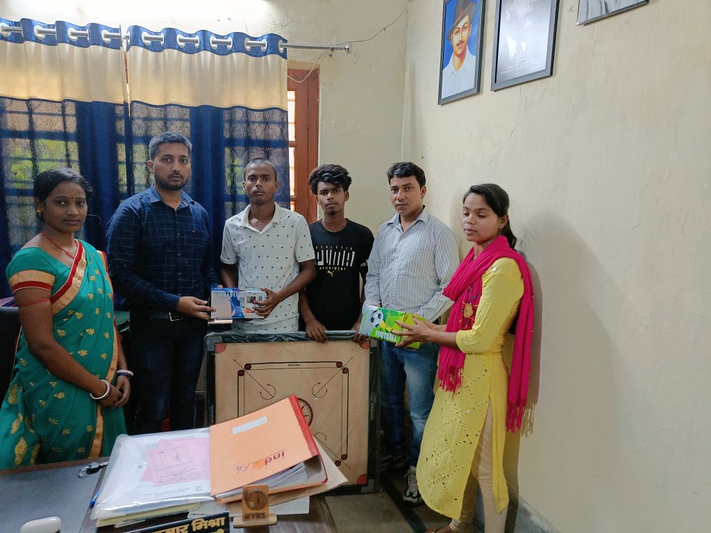 YuvaDhanbad's tweet photo. As Part of #AzadiKaAmritMahotsav , #SportsMaterial were Distributed to Youth Clubs with an aim to take the message of #FitIndia at grassroot levels. @NyksSo @Nyksindia @YASMinistry @arunednyks @FitIndiaOff @ianuragthakur @kravi8349 https://t.co/CE0ha8ME98