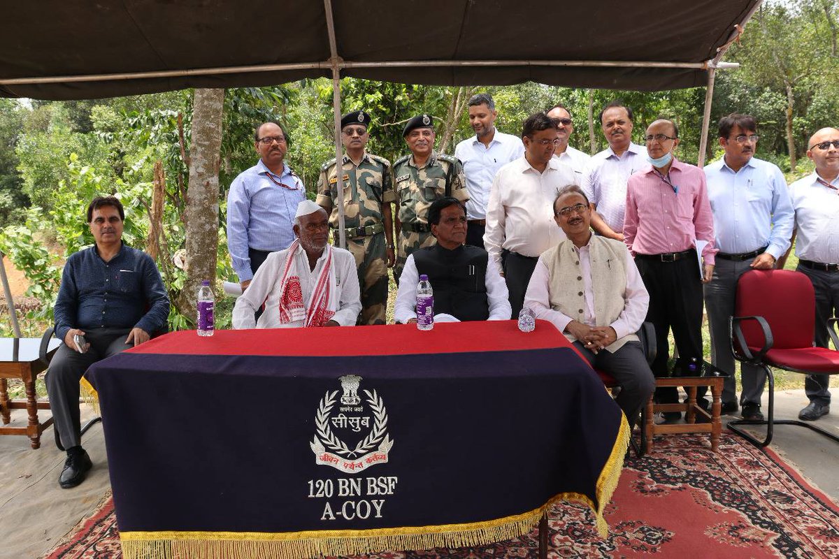 Member of Parliament(Jalna) @raosahebdanve visited the 'Zero Line' of #IndoBangladesh  Border in Connection with maitri Railway line btw #Agartala & Akhura(Bangladedh).

One more step in bolstering the Friendship btw two.