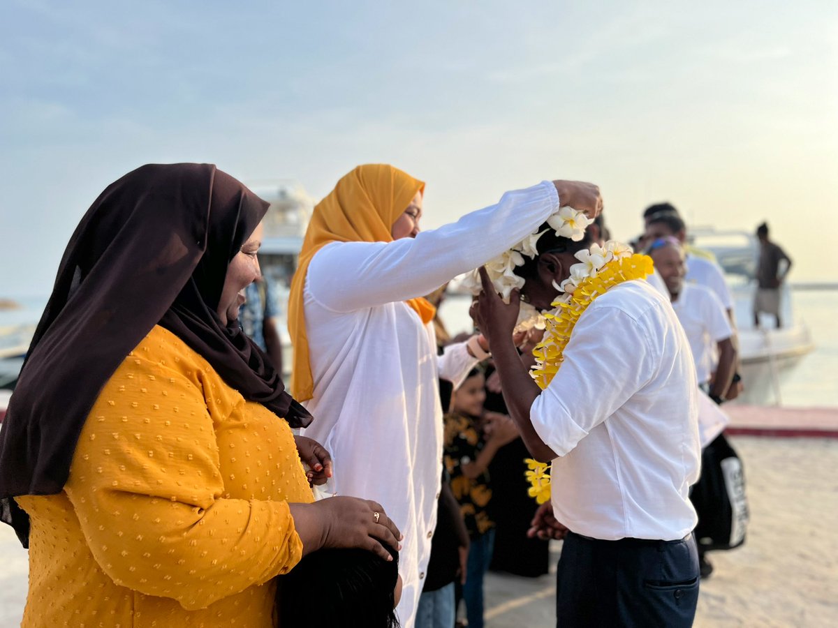 Simwarr's tweet photo. ރ. ދުވާފަރު 💛

ތިލަފަތުގެ ރަމްޒު - އިމްތިޔާޒް ފަހުމީ ކެމްޕެއިނަށް ރ.ދުވާފަރަށް  ވަޑައިގަތުމުން ހޫނު މަރުހަބާ އެެއް ދަންނަވައިފި.
#Live 
@Imthiyazfahmy 
#ThilafathugeRamzu 
#InthiAaEku https://t.co/eWrhQHWrV6