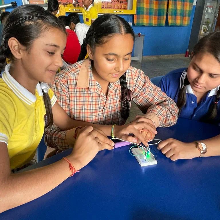 ShreeSirsa's tweet photo. Robotics lab Workshop Day 2
On Day 2, students learnt about sensors and made many projects related to variety of sensors.

#srnssss #Sensors #Robotics #Roboticslab #AtalTinkeringLab #ataltinkeringlaboratories https://t.co/a8HuSaybWC