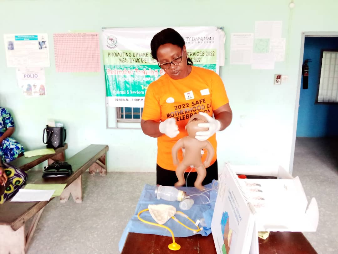 ARRDEC's tweet photo. Mrs. Grace Okon of Reproductive Health Unit of Akwa Ibom State Ministry of Health, demonstrating essential care for a newborn at the Refreshers Training at PHC Operational base, Abak LGA. #TYDFinterventions #TYDFimpacts #Maternalandchildhealthcare https://t.co/XAoeQ1rI1Q