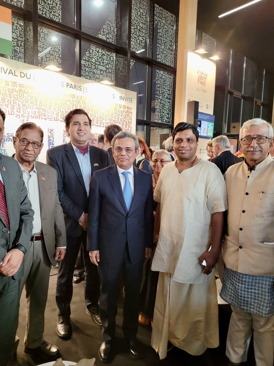 Ach_Balkrishna's tweet photo. पेरिस में #InternationalBookFair का उद्घाटन व उसमें लगी हुई दिव्य प्रकाशन की पुस्तकों की एक झलक!हमें गौरवानुभूति होती है योग-आयुर्वेद की संस्क��ति को विश्व में पहुंचाने का निमित्त बनने पर! #आचार्यबालकृष्ण इस अवसर पर @JawedAshraf5,@FranceinIndia व अन्य गणमान्य व्यक्ति भी उपस्थित थे https://t.co/l2p2EWTNKN
