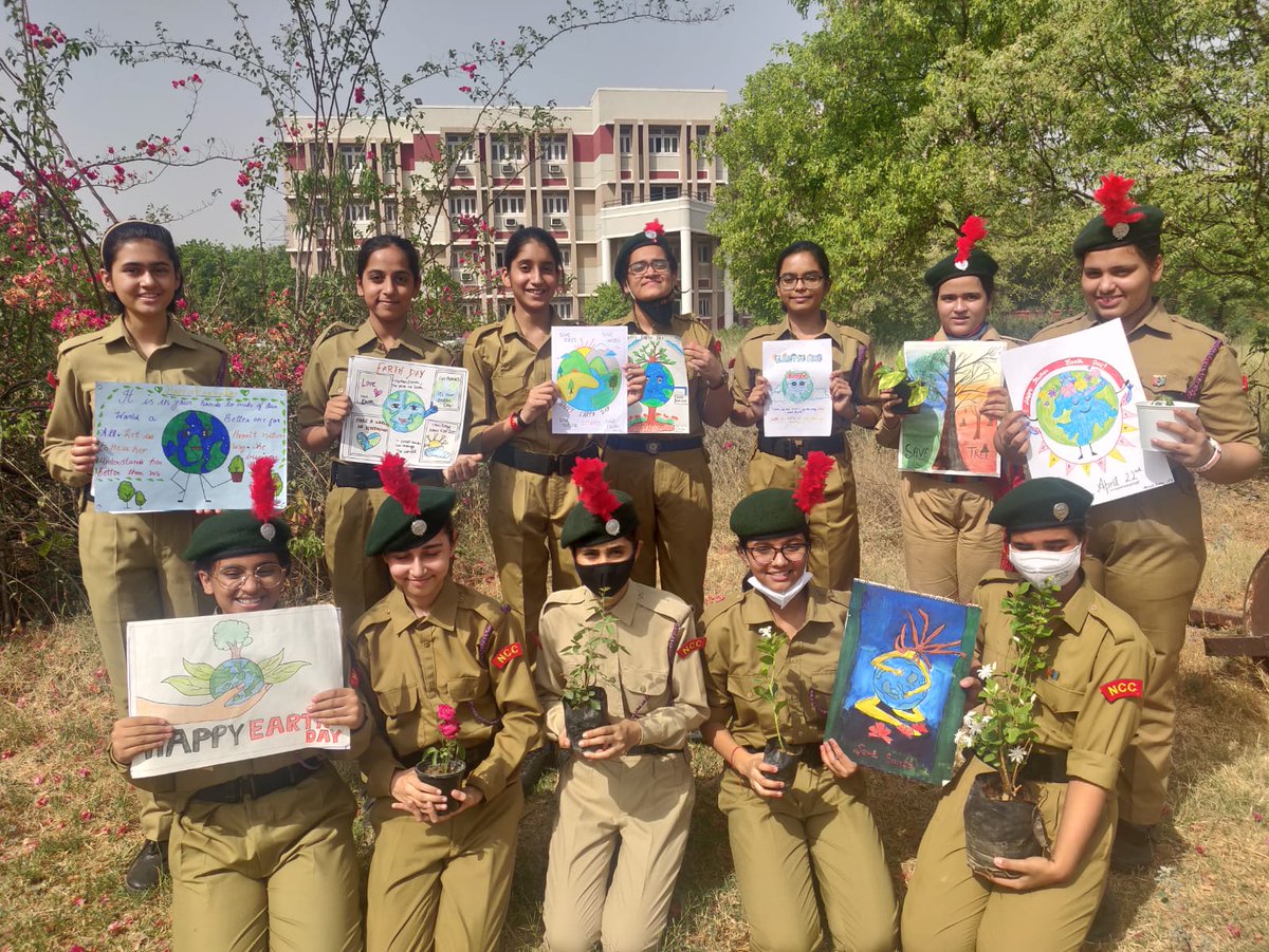 neelu197's tweet photo. #WorldEarthDay2022 To celebrate Earth Day on 22/04/2022 Cadets of 31 UP Girls Battalion NCC, students of Ryan International school Greater Noida have made posters &amp; did tree plantation to celebrate the day.@HQ_DG_NCC @NccNoida @drajaykumar_ias https://t.co/V4rZiVa26A