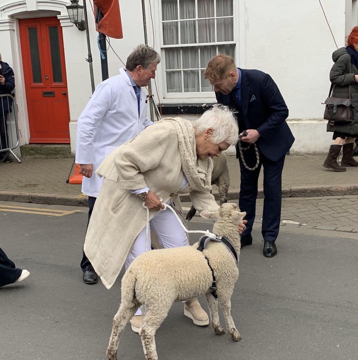There’s something you don’t see every day … 🐑 

Dame Judy Dench and Sir Kenneth Branagh leading some little sheep through #stratforduponavon 

More on <a href="/BBCCWR/">BBC Coventry & Warwickshire</a>