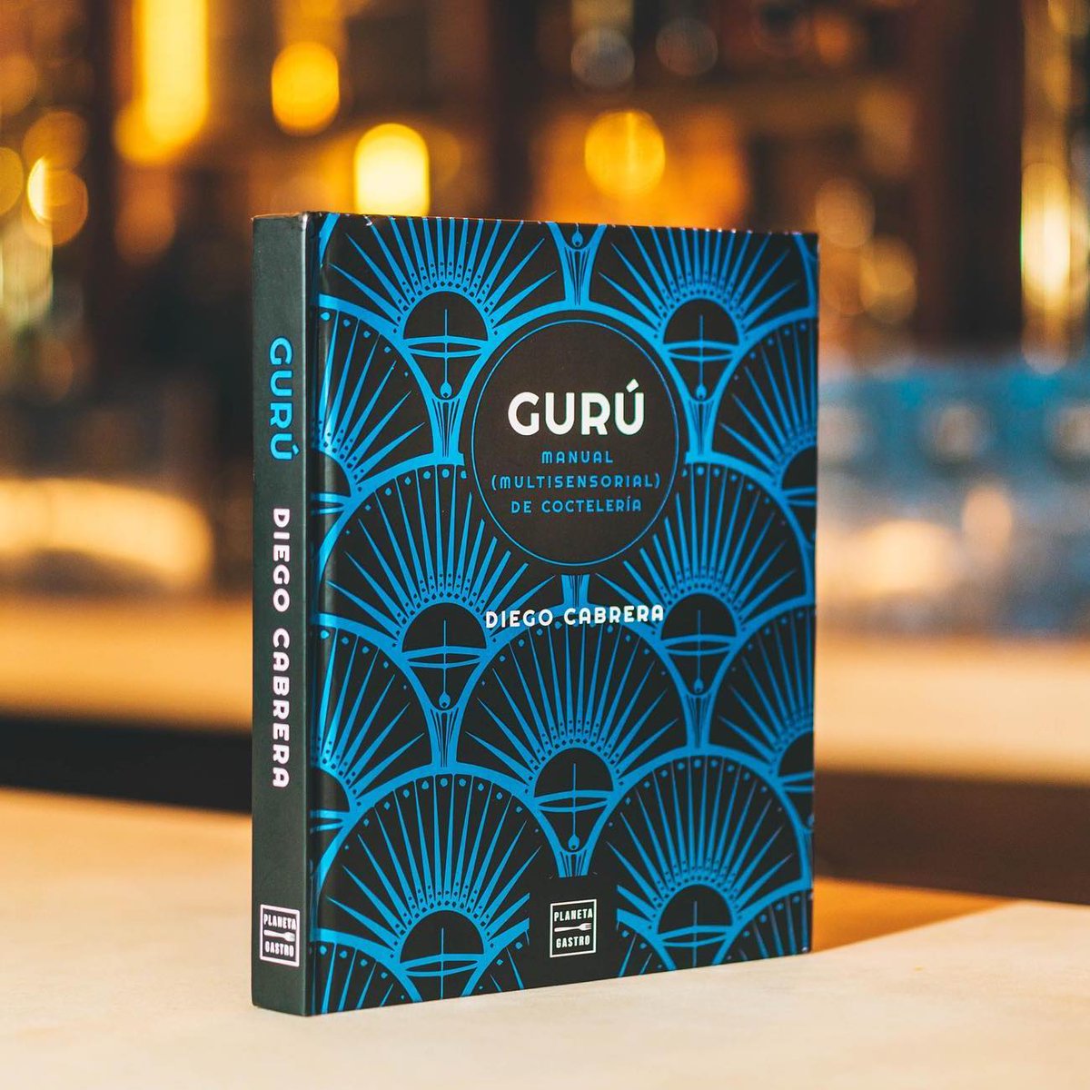 Us convidem a descobrir tot el procés químic i creatiu que conté el vostre còctel preferit. De la màgia de la transformació alimentària de "Fermentar" amb l'expert Robert Ruiz, a la creativitat desbordant en cocteleria de "Gurú" del bartender Diego Cabrera 📕😉🍸
#SantJordi2022