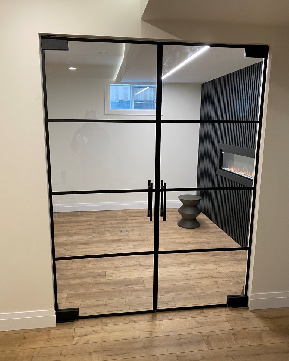 DoorsandMore's tweet image. Large double doors with our Industria application create a stunning entrance into this new office space. The doors swing both ways providing easy and convenient access in and out of the room. #industria #customglassdoors #matteblack #officedoors #glassofficedoors #glass #custom