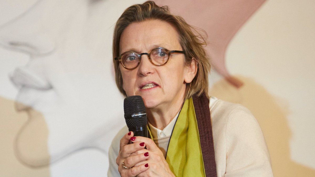 tfsalomon's tweet photo. .@FBerthout, remarquable maire humaniste de #Paris5, est très active en faveur de l'égalité. Elle a créé un foyer pour les femmes et une épicerie solidaire @Mairie5Paris pour les jeunes en difficulté. Elle a également témoigné de son plein soutien @EmmanuelMacron. #AvecVous https://t.co/g9W9f8Q0IV