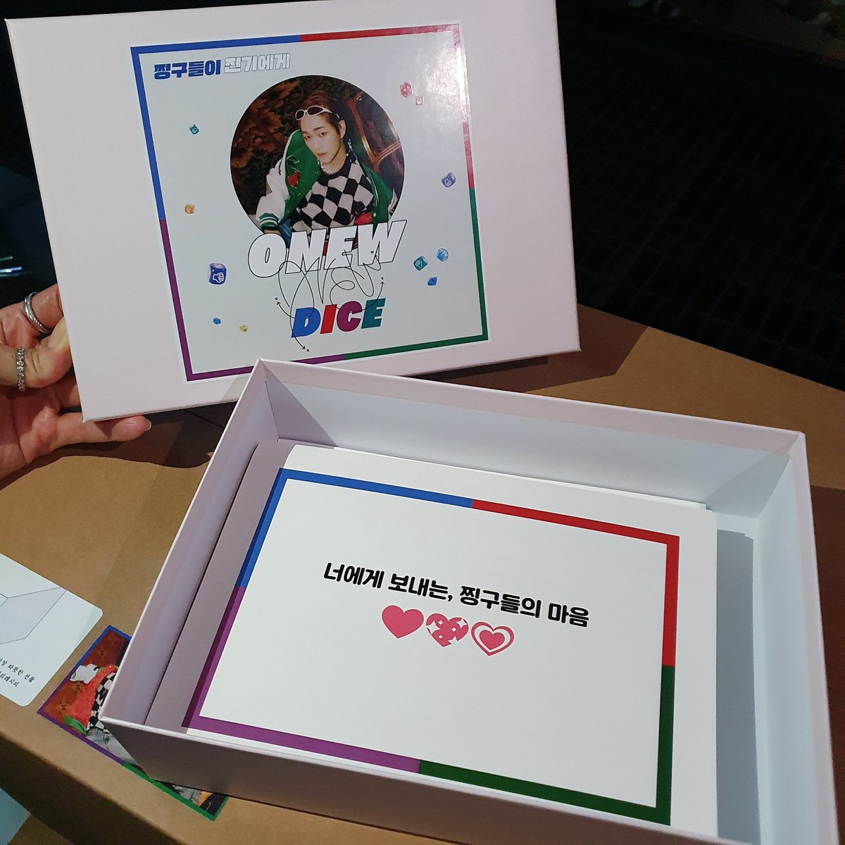 onew_union's tweet photo. 🎲𝘿𝙄𝘾𝙀🎲
찡구들아 함께하자, 뒷 이야기 끝

처음부터 찡구들이 보내는 마음으로 하고 싶었어요🥰 유니온 이름 없이요.
첫 엠카 서포트 때 엽서를 전달했어요. 한명 한명의 마음을 담아 핑크박스에 넣어서 전달했습니다.
역대급 급했지만, 저희 정말 최선을 다했어요.
사랑이 닿길💌 https://t.co/JlG7m8CNMl