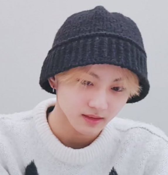ก็โตแล้วอยากทำอะไรก็ทำเลยดิ ไม่ห่วงใจเอนจีนเลยว่าไหวรึป่าว ทั้งเจาะหูทั้งผมบลอนด์ จองวอนไม่กะให้เรามองใครเลยใช่มั้ยแค่นี่สายตาก็มีแค่เธอแล้วนะ