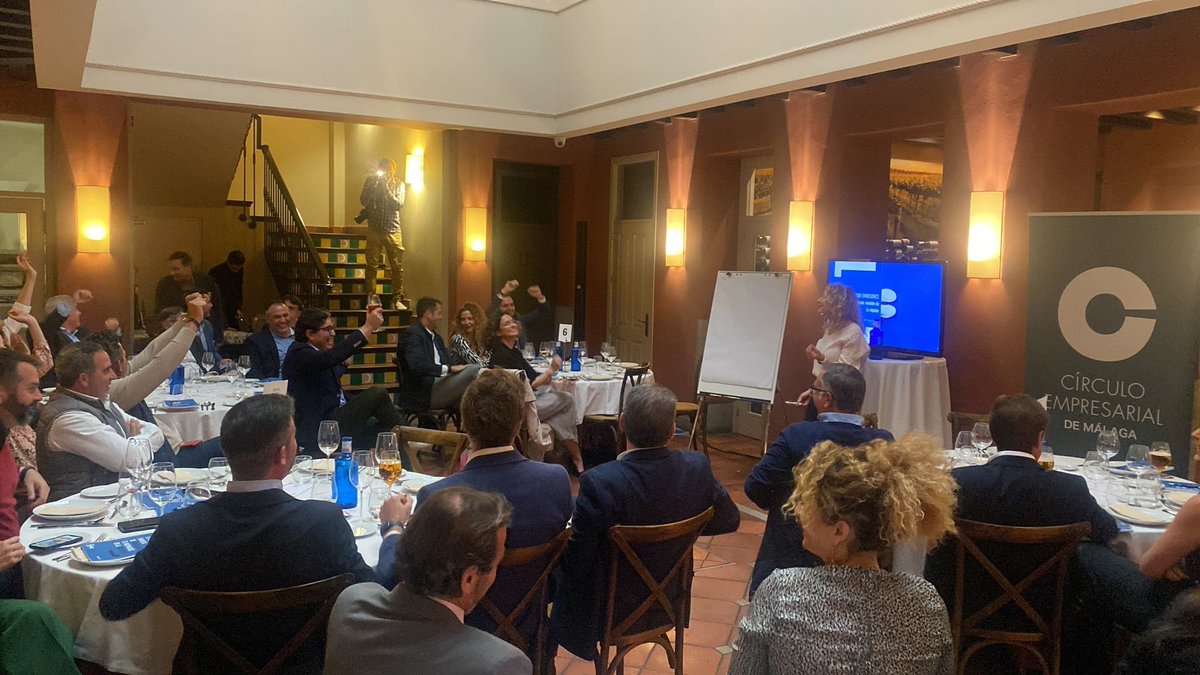 ESICMalaga's tweet photo. Hoy @marcardenasmar, profesora en el #PSLICO, ha realizado una formación sobre Liderazgo y emociones en el Círculo Empresarial de Málaga. 🧠💙
#ESIC #PLICO #FormandoenCírculo https://t.co/pwSbqGLKtK