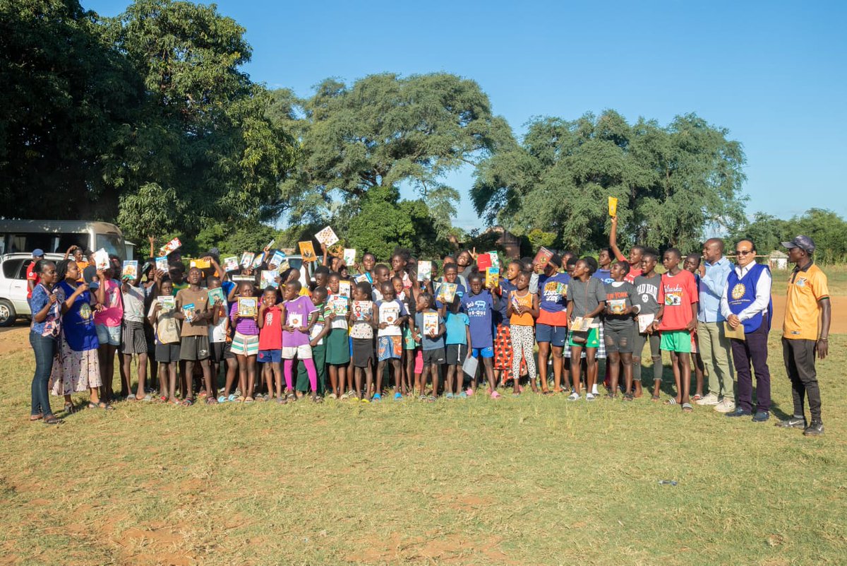 PIF_Zambia's tweet image. 🌍 Happy Earth Day 2022! 🌍 - Invest In our Planet

Living in green spaces is not only good for health &amp;amp; wellbeing -trees are also the ultimate carbon capture and storage machines! 💚

📸 School children in Livingstone receiving donated books! 

#EarthDay  #ClimateAction @Rotary