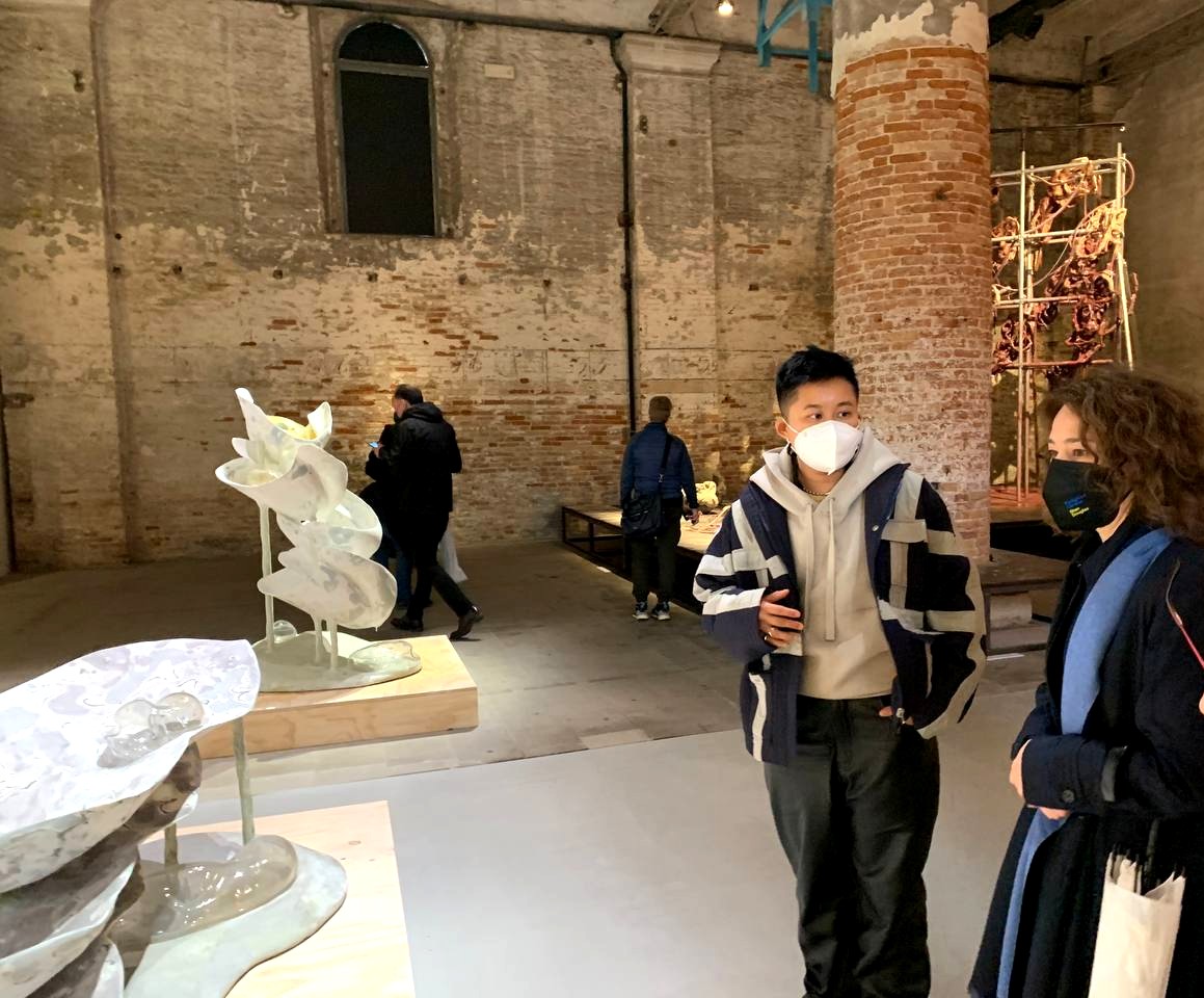 CanadainItalia's tweet photo. #AllisonKatz offre una nuova ed emozionante visione personale di Venezia
#JesFan evoca l'intersezione tra biologia e identità attraverso il vetro 
#diversità #inclusività
#BiennaleArte2022 https://t.co/9oSb3eQMsQ