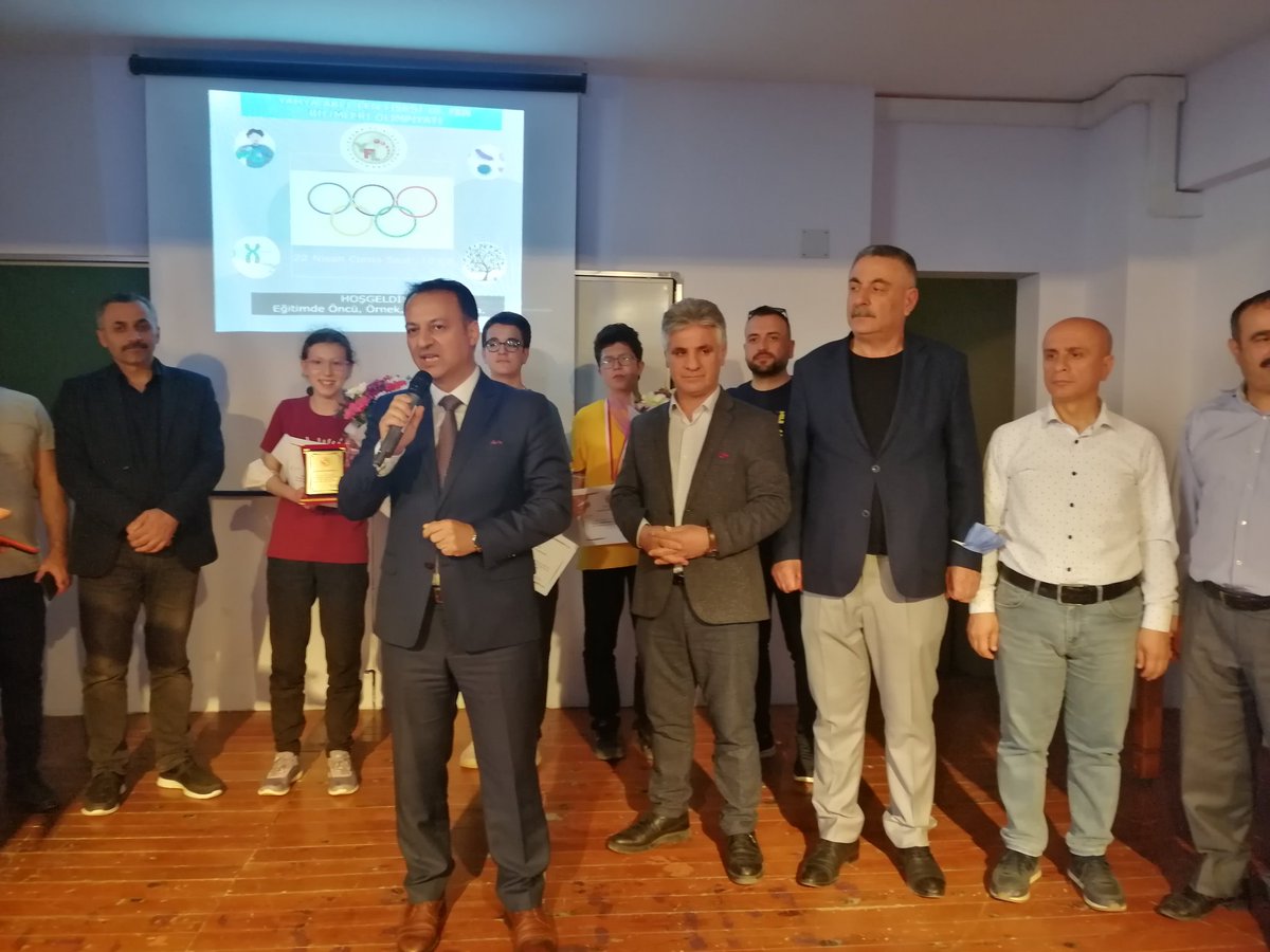 <a href="/yakelfen/">Yahya Akel Fen Lisesi</a> Lisemizin organize ettiği 10.Fen Bilimleri Olimpiyatının ödül töreninde İlçe Müdürümüz <a href="/necmidinc/">M.Necmeddin Dinç</a>, dereceye giren öğrencilerimize ödüllerini takdim ettiler. <a href="/MersinMEM/">Mersin İl Millî Eğitim Müdürlüğü</a> <a href="/AdemKoca46/">Adem Koca</a>