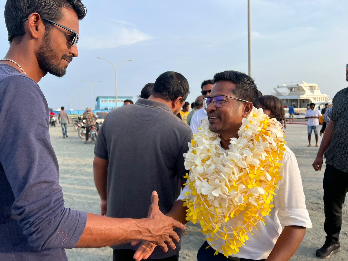 Simwarr's tweet photo. ރ. ދުވާފަރު 💛

ތިލަފަތުގެ ރަމްޒު - އިމްތިޔާޒް ފަހުމީ ކެމްޕެއިނަށް ރ.ދުވާފަރަށް  ވަޑައިގަތުމުން ހޫނު މަރުހަބާ އެެއް ދަންނަވައިފި.
#Live 
@Imthiyazfahmy 
#ThilafathugeRamzu 
#InthiAaEku https://t.co/GdZ7GW2TZS