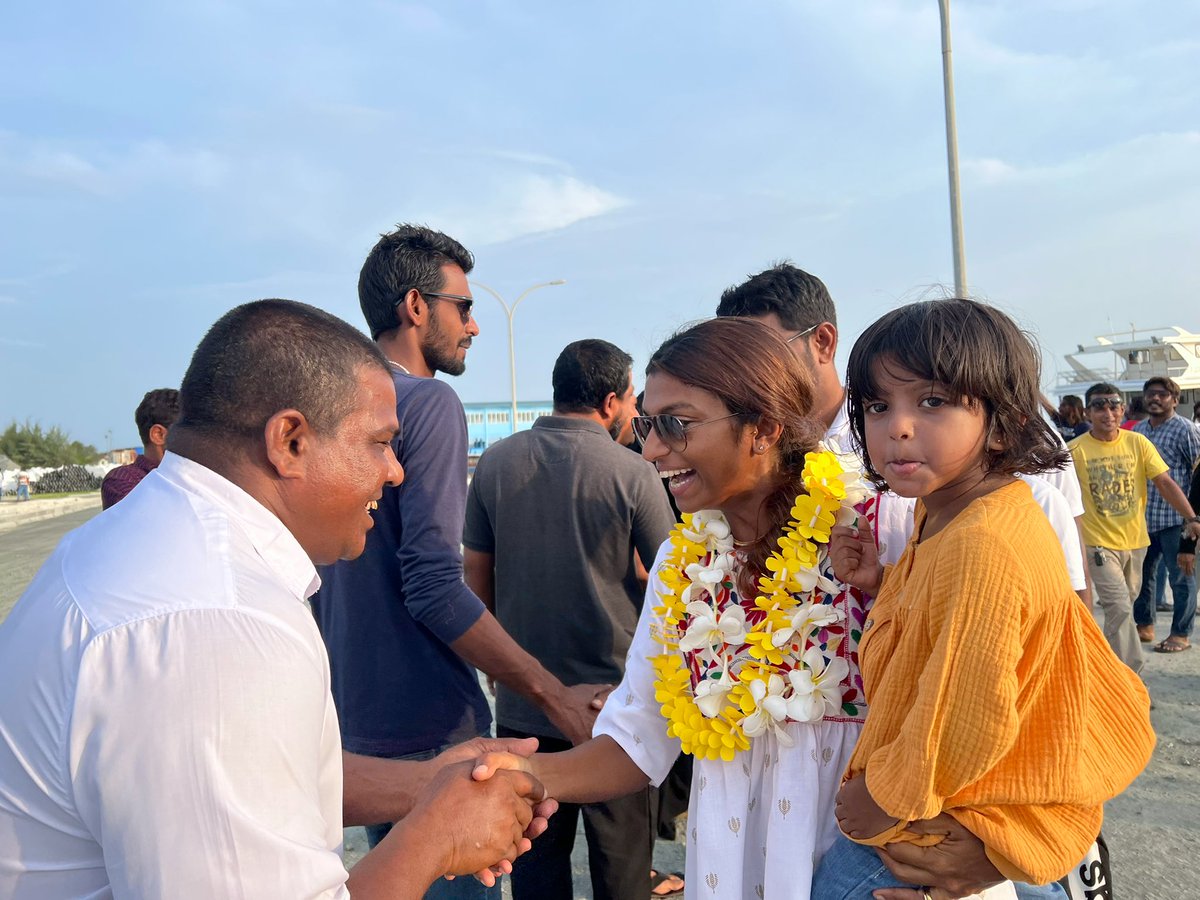 Simwarr's tweet photo. ރ. ދުވާފަރު 💛

ތިލަފަތުގެ ރަމްޒު - އިމްތިޔާޒް ފަހުމީ ކެމްޕެއިނަށް ރ.ދުވާފަރަށް  ވަޑައިގަތުމުން ހޫނު މަރުހަބާ އެެއް ދަންނަވައިފި.
#Live 
@Imthiyazfahmy 
#ThilafathugeRamzu 
#InthiAaEku https://t.co/GdZ7GW2TZS