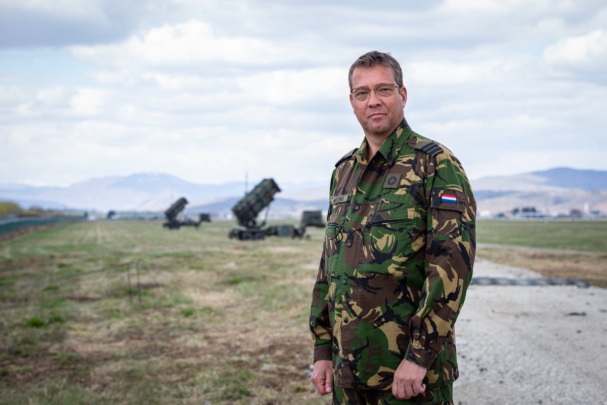 De Patriot-vuureenheid in Slowakije is ‘ready to fire’! Op verzoek van de NAVO leveren de militairen van het <a href="/DGLC_KL/">DGLC_KL</a> daar de komende maanden i.s.m. de Duitsers luchtverdediging. Lees meer op Defensie.nl (incl. video) bit.ly/3vCbw9B #WeAreNATO 🇳🇱🇩🇪🇸🇰