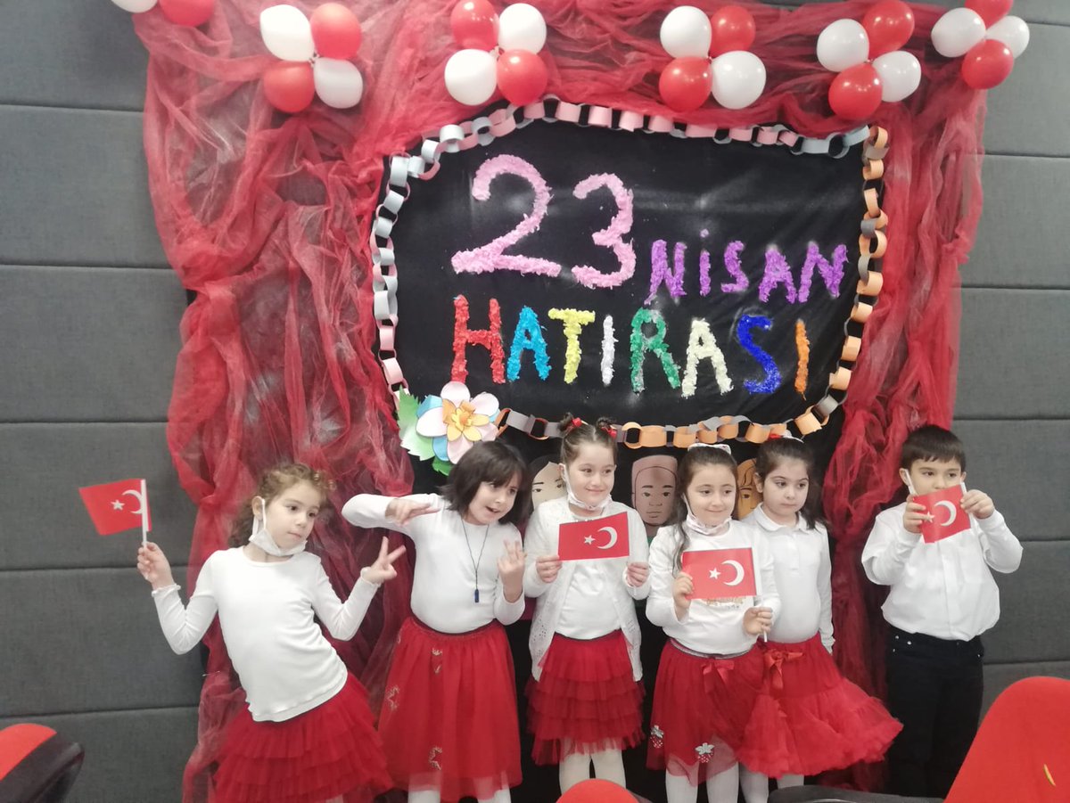 gokcehq's tweet photo. Zafer işareti yaparak fotoğraf çekilenlerle hunharca dalga geçtikten sonra bizim çocuğun çektirdiği sınıf fotosu 🤦🏼♀️😫😭 #23nisan #cuma #bornova #evka3 https://t.co/p5lQ4rm0iI