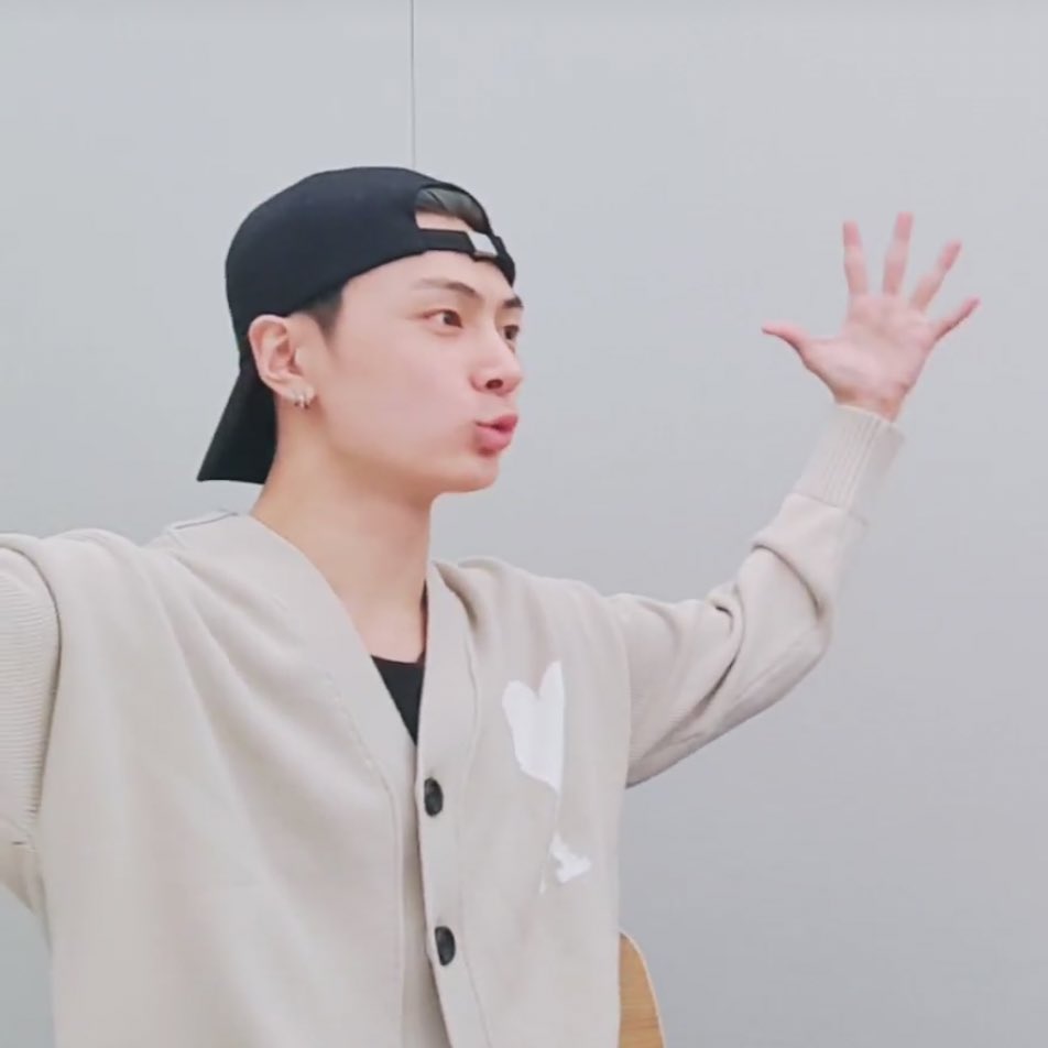 _maiscon_jaylo's tweet photo. who talks alot:                     who listens: https://t.co/hx2MjbOV1J