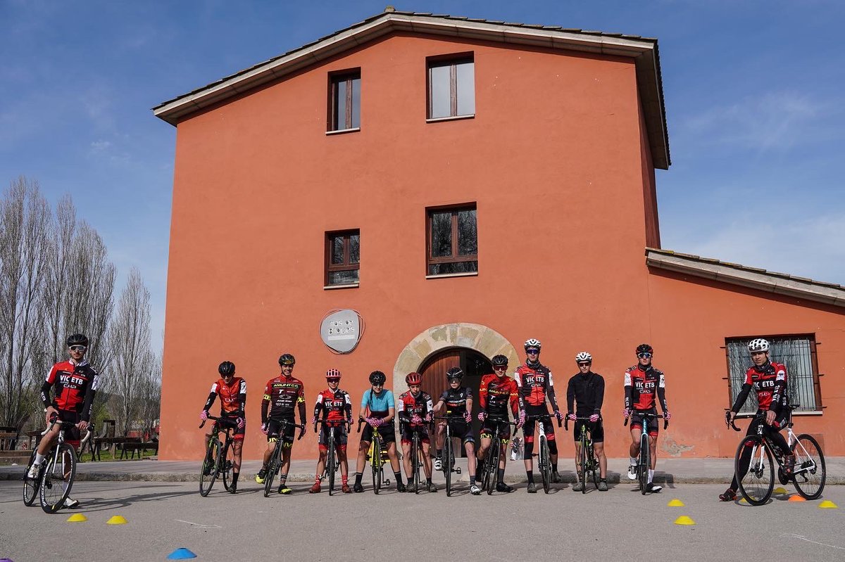 1r Clinic per cadets i júniors!
Moltes gràcies a tothom qui l’ha fet possible: convidats, ciclistes professionals, formadors, col·laboradors, entrenadors i sobretot als alumnes i les famílies!

A l’estiu ho repetirem! Properament més informació i places limitades! 
#jufrecycling