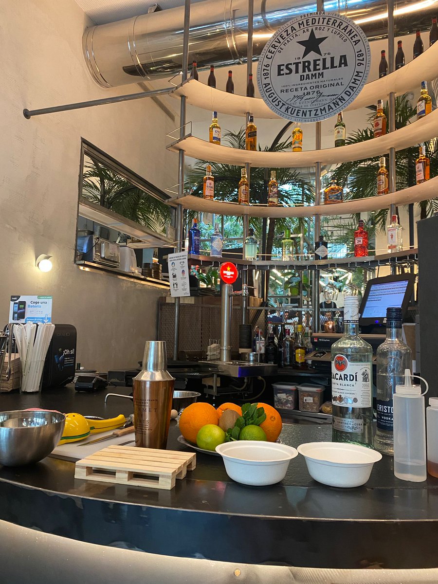 SmartyEventos's tweet image. Tras una semana muy intensa de eventos tenemos un ratito para publicar alguna de nuestras últimas acciones de  “Coctelería para empresas” ¿y qué mejor que realizarlo en algunos de los restaurantes con más encanto de Madrid y disfrutar con este divertido taller?