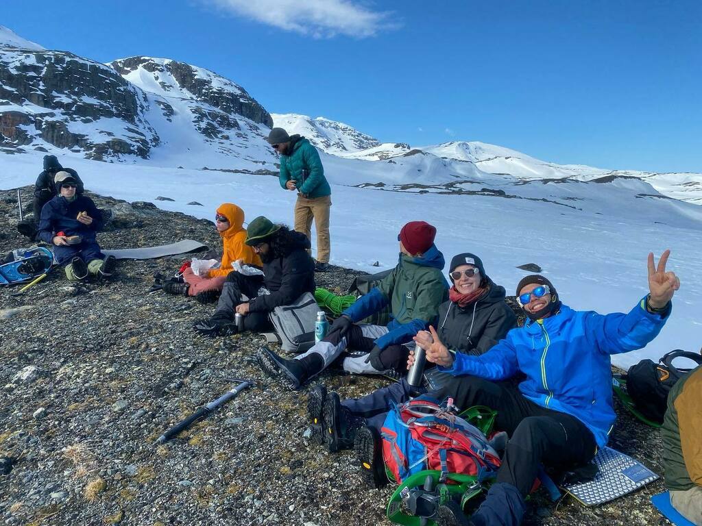 nissenjo's tweet photo. Happy students with a view of #hardangerjøkulen #icefinse https://t.co/UuoIZXm6TZ https://t.co/25fwUGCEuJ