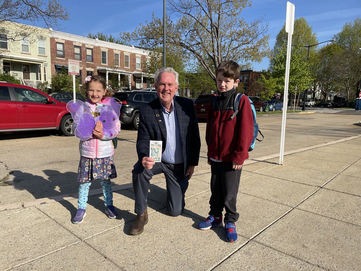 TommyWells's tweet image. Handing out indigenous pollinator seeds at the potomac metro with Earth Day volunteers. Seems to have already attracted a big purple butterfly!  #earthday2022 ⁦@DOEE_DC⁩