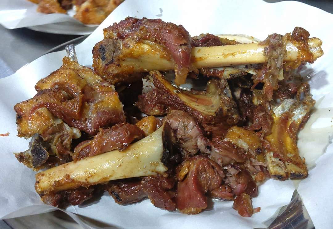 PeshawarX's tweet photo. Peshawari Dum Pukht ( Rosh - Namkeen Gosht ).
#WholeLambRoast #DumPukht #ZaiqaRestaurant #Peshawar  #PeshawarStreetFood 
Youtube: https://t.co/7sqKP1klhM https://t.co/rLl2luCWkA