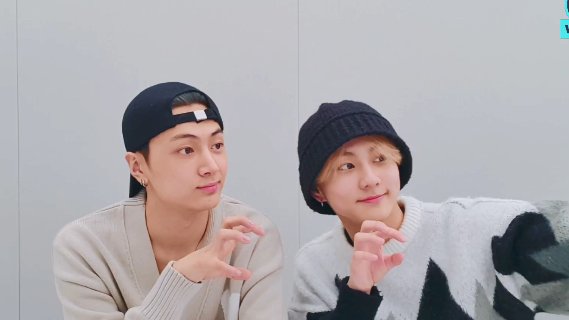 pjsbls's tweet photo. OMG SELCA !!!@#$%^&amp;*(*&amp;^%$😭😭🫶🏻🫶🏻

#jaywon 
#jaywonvlive https://t.co/IbTeUgnwq6