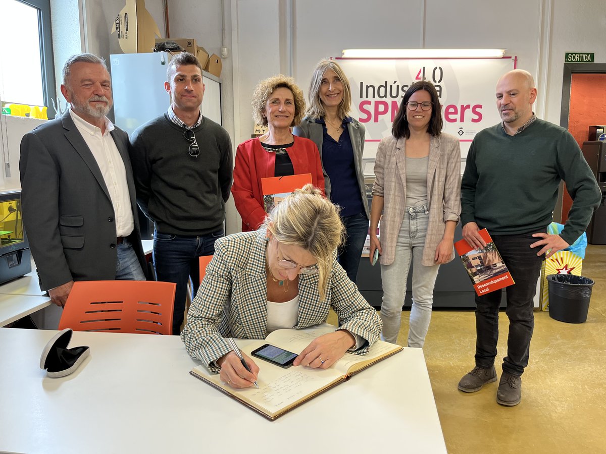 ajuntamentSPM's tweet photo. [VISITA INSTITUCIONAL]

La vicepresidenta segona del Govern de l'Estat i ministra de Treball i Economia Social,  @Yolanda_Diaz_ ha visitat aquest migdia les instal·lacions del #CREVESPM acompanyada de l'alcaldessa de #SantaPerpètua, Isabel Garcia, i de membres de la Corporació https://t.co/cDR6JGdMVM