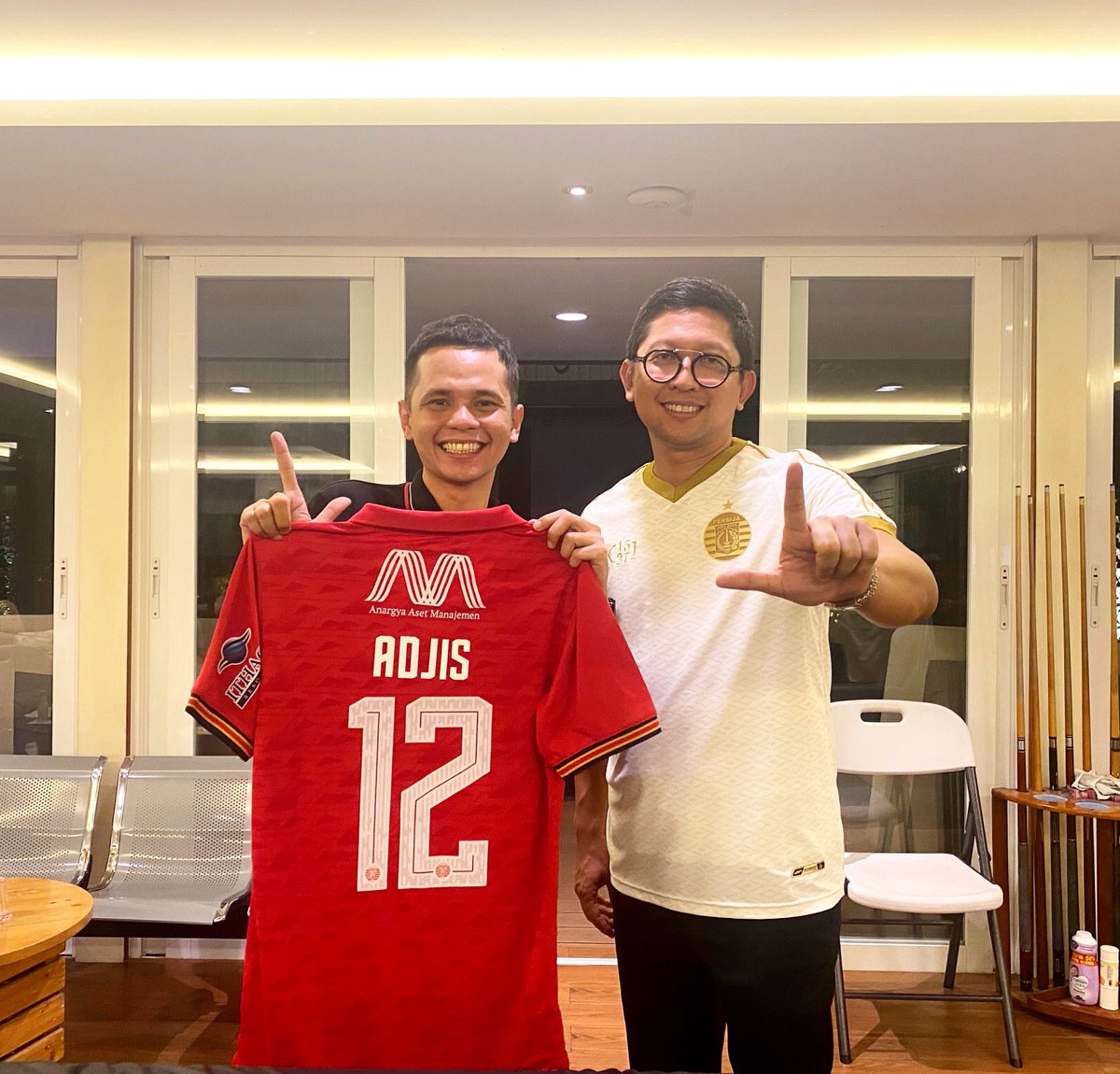 adjisdoaibu's tweet photo. Alhamdulillah deal nih rejeki Romadon jadi pemain @Persija_Jkt mengisi posisi belakang, belakang gawang, lewatin papan iklan, teruuus sampe lewatin pager tribun, nah di situ saya bakal mendukung saat menang maupun kalah karna itulah gunanya pemain ke 12! ❤️ https://t.co/EfMszv6cTw