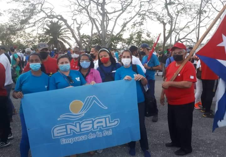 En la mañana de hoy, los trabajadores de la empresa ENSAL, participan en el Acto Provincial, La Habana, por el 1ro de Mayo.
¡CUBA VIVE Y TRABAJA!
#VamosConTodo.
#CubaViveYProduce.
#EnsalEnRevolución.